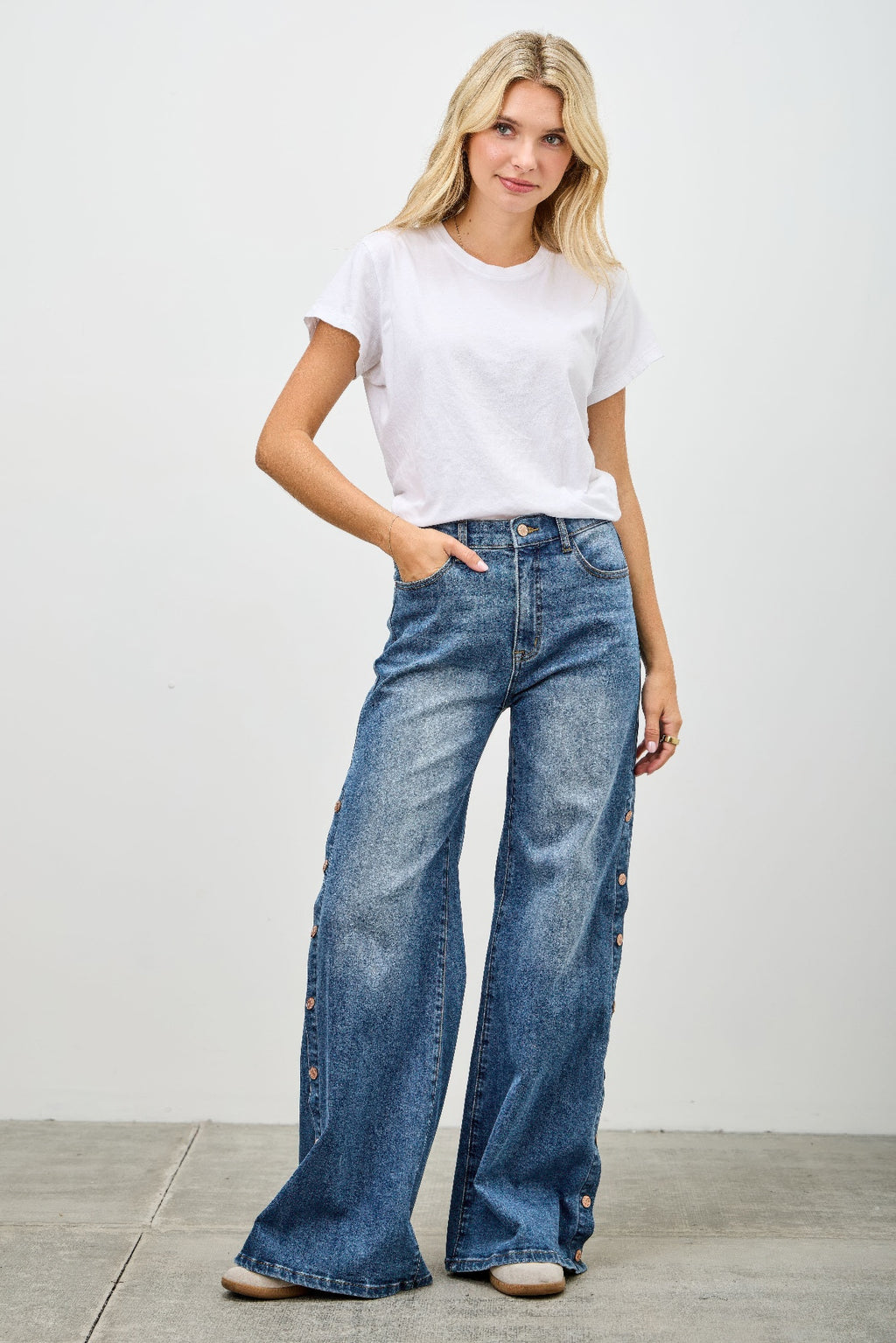 High Rise Wide-Leg Jeans, hellblau, Druckknöpfe entlang der Seitennaht, weite Passform