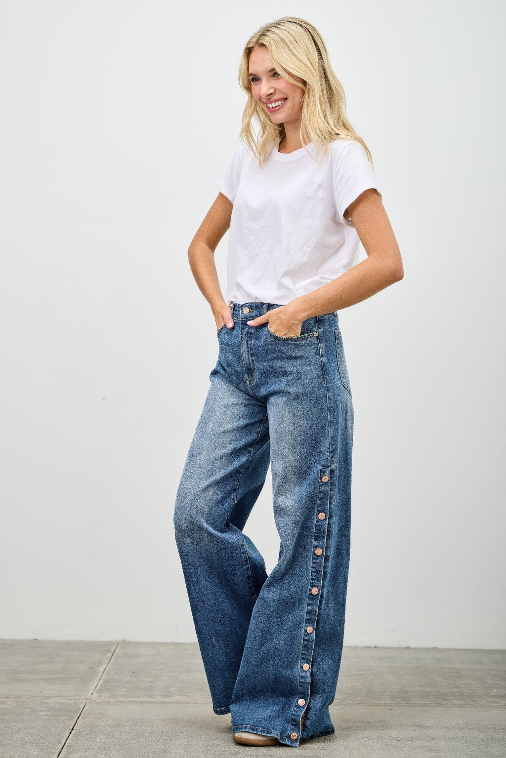 High Rise Wide-Leg Jeans mit durchgehenden Druckknöpfen seitlich, helle Waschung