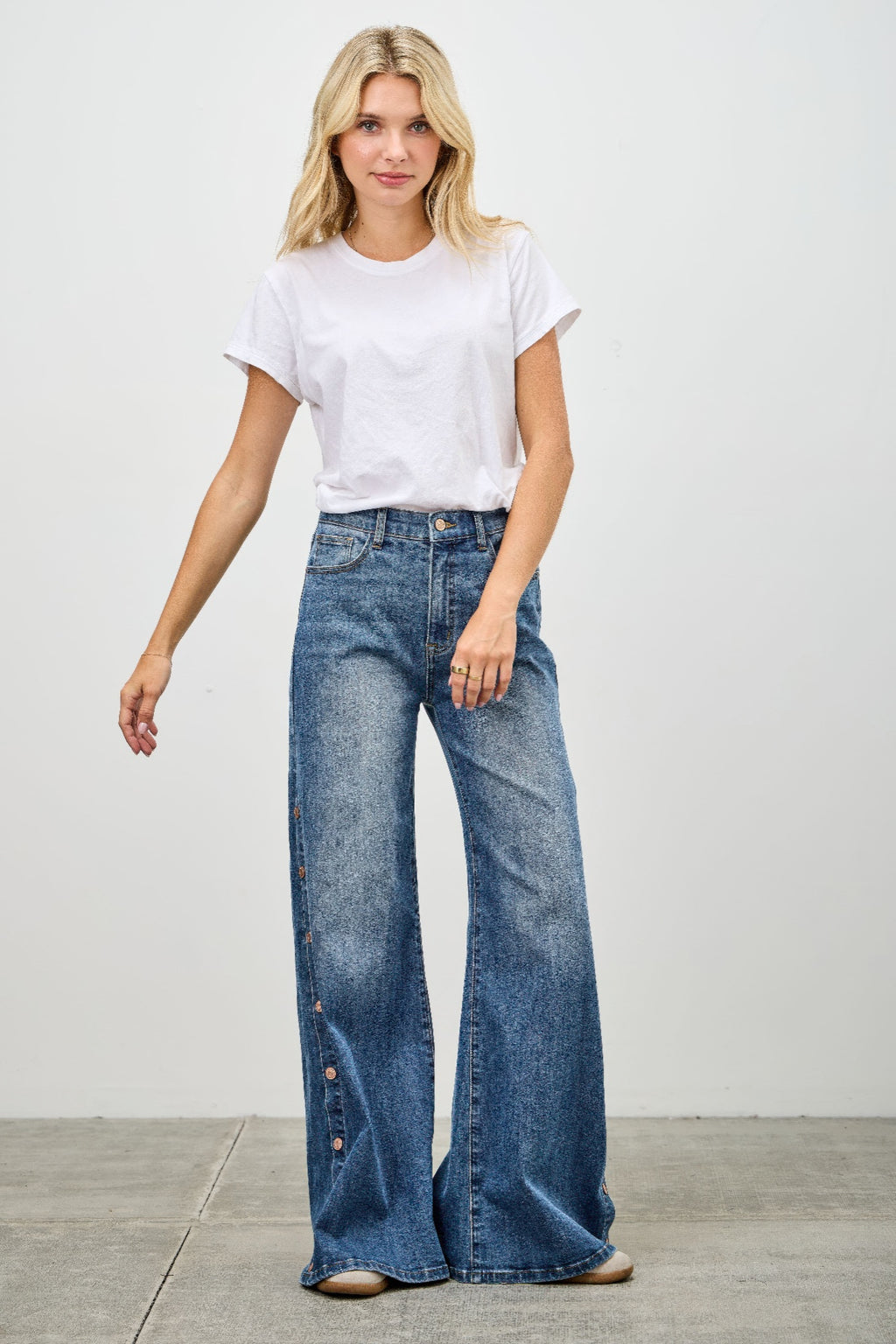High Rise Wide-Leg Jeans mit seitlichen Druckknöpfen, dunkleres Blau, weite Hosenbeine