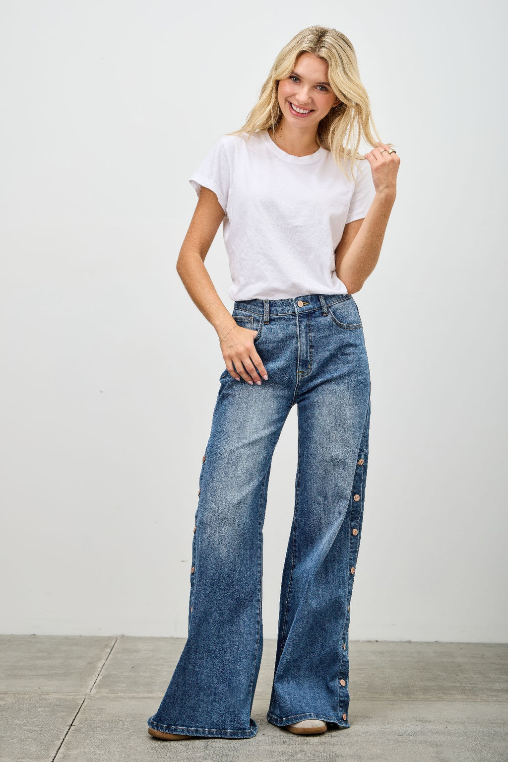 High Rise Wide-Leg Jeans, hellblaue Denim-Optik, Druckknöpfe am seitlichen Saum