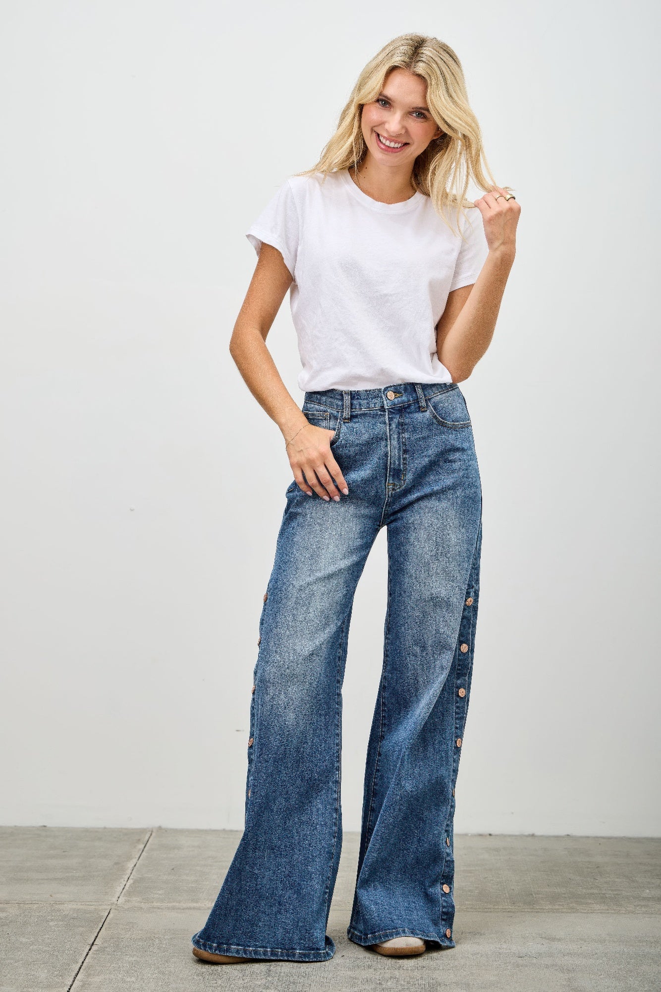 High Rise Wide-Leg Jeans, hellblaue Denim-Optik, Druckknöpfe am seitlichen Saum
