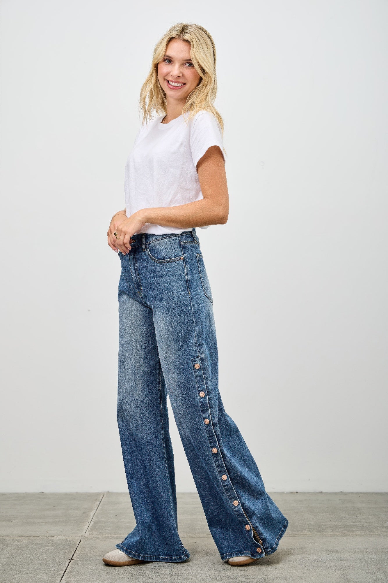 High Rise Wide-Leg Jeans, seitlich mit Druckknöpfen, lockere Weite bis zum Saum