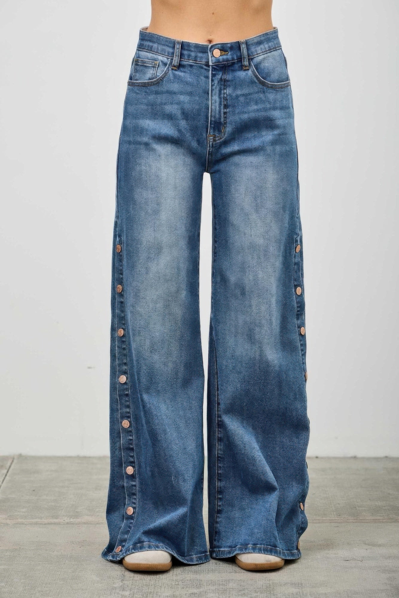 High Rise Wide-Leg Jeans im Setz-Up-Style, hellblau, Druckknöpfe an beiden Seiten