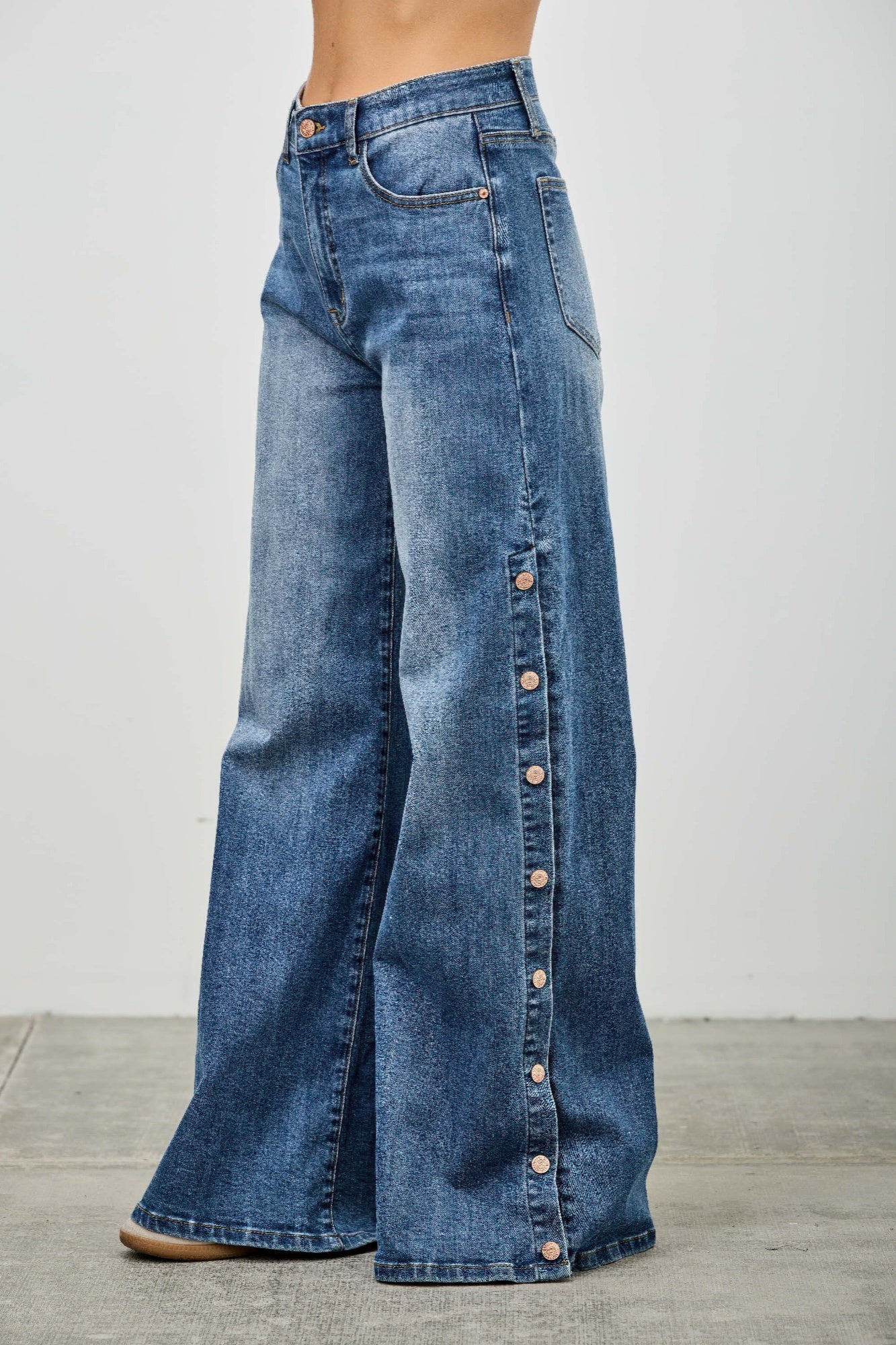Rückansicht: High Rise Wide-Leg Jeans, hellblau, seitliche Druckknöpfe am Bein