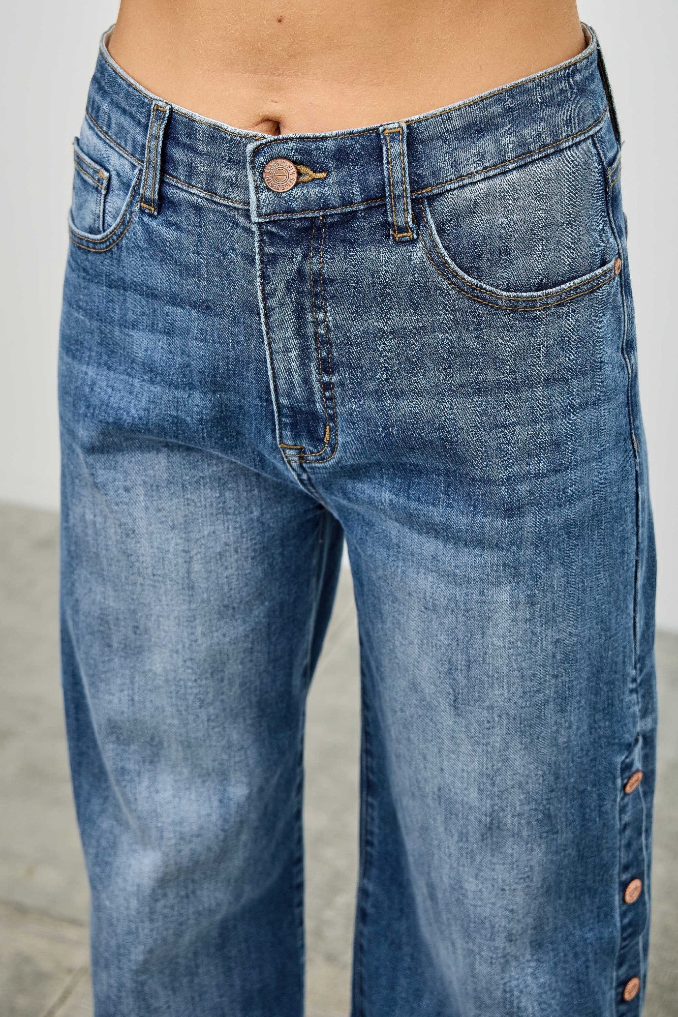 High Rise Wide-Leg Jeans: vorderer Bund mit Knopfverschluss und Gürtelschlaufen