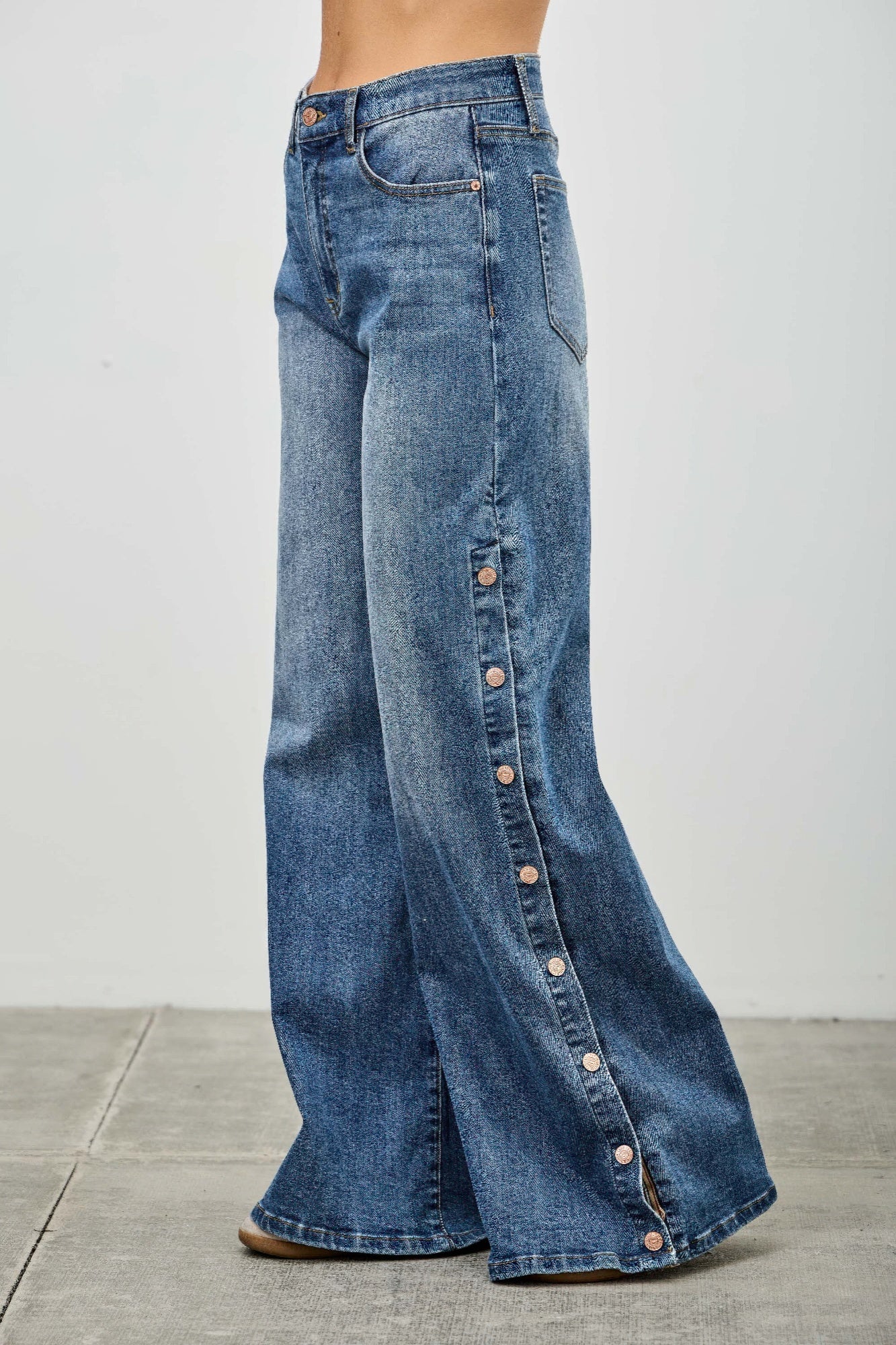 High-rise wide-leg jeans in blue denim with long snap-button side panel