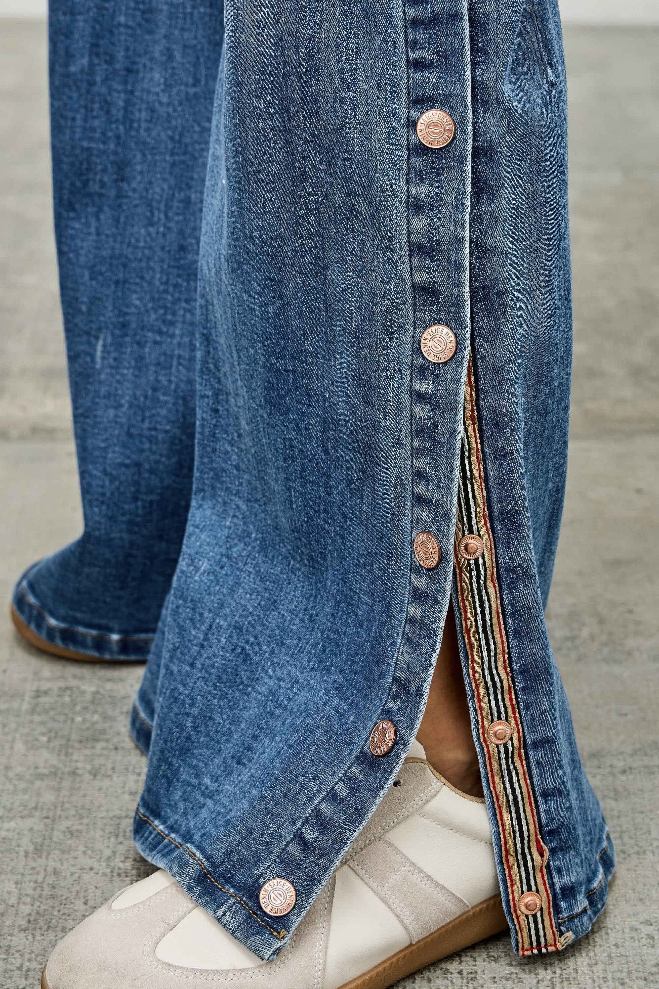 Wide-leg jeans with snap-button closure and striped trim on the side