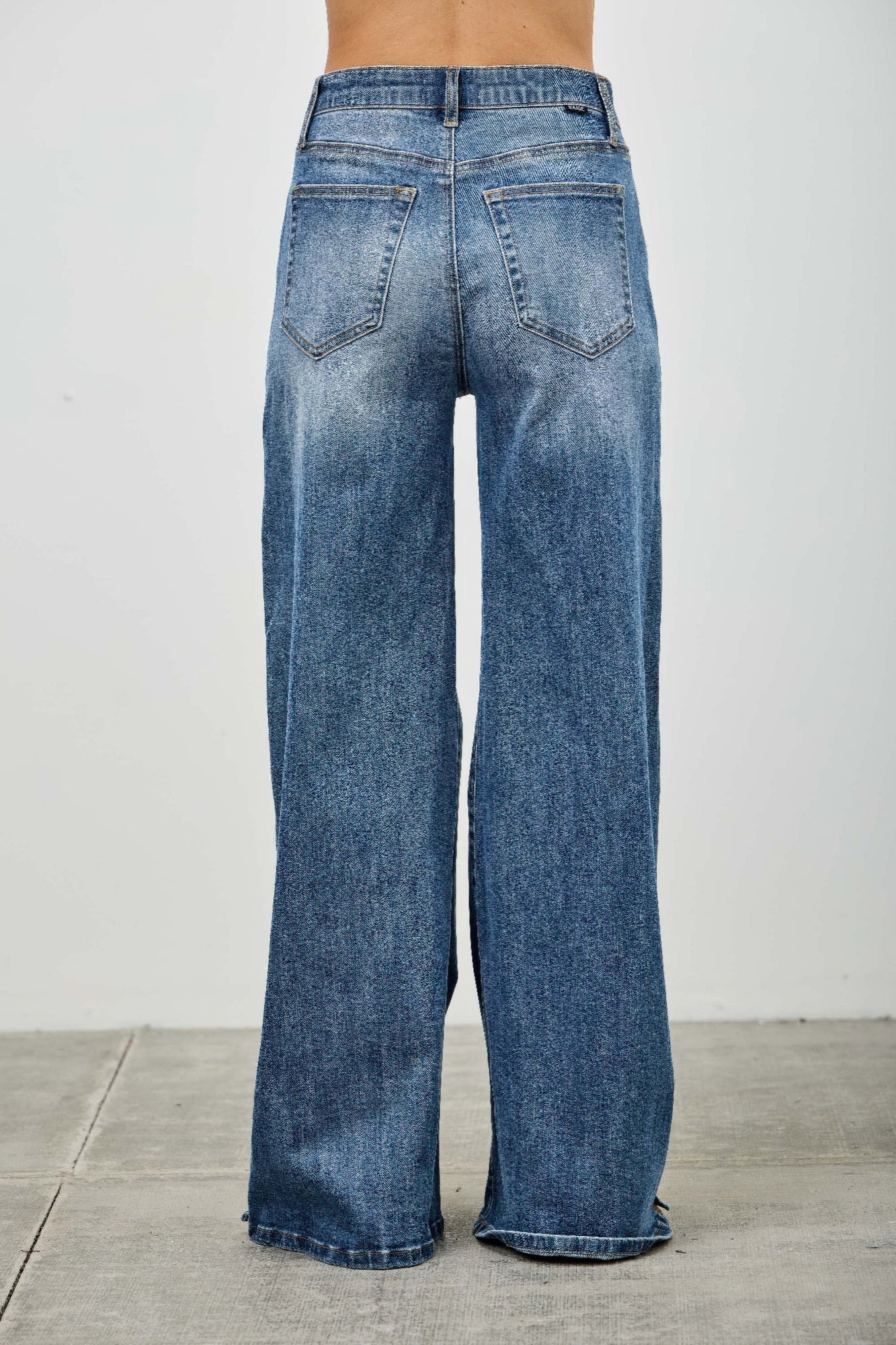 High-rise wide-leg jeans, blue denim, back pockets and straight wide legs