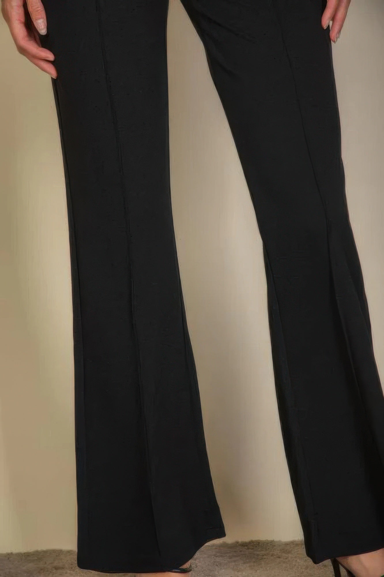 High Waist Stretch Crepe Flare Pants, schwarz: Detail der Vorderseite an Hüfte und Bein