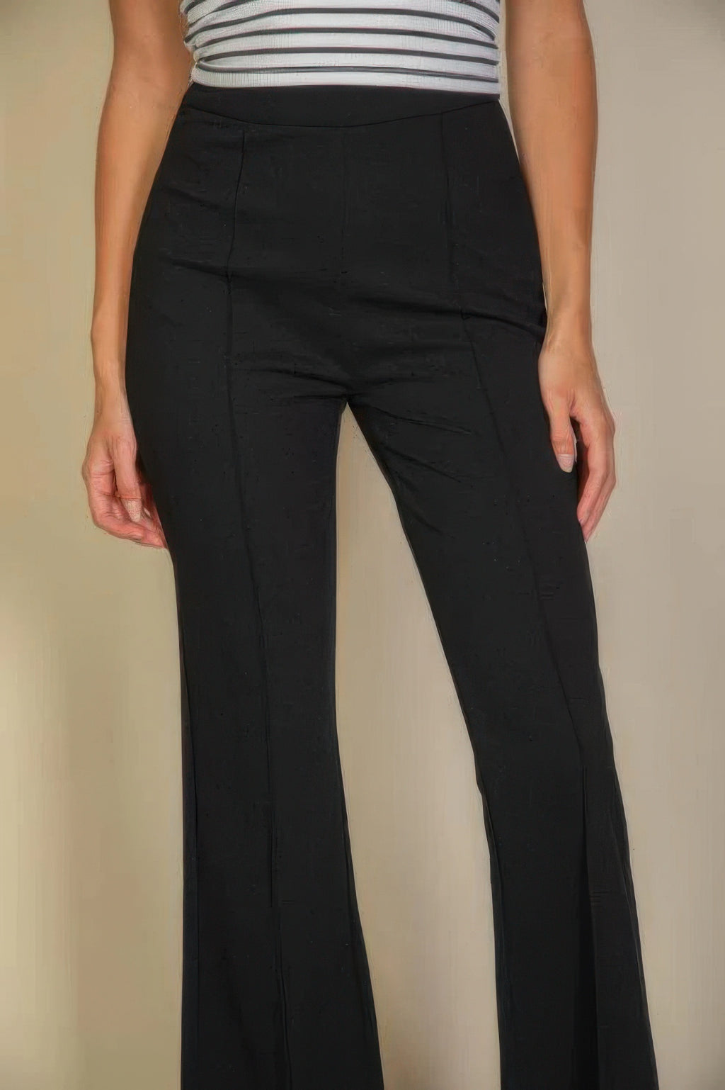 Hochbundige Stretch Crepe Flare Pants, schwarz: Frontnaht und schmal zulaufende Taille