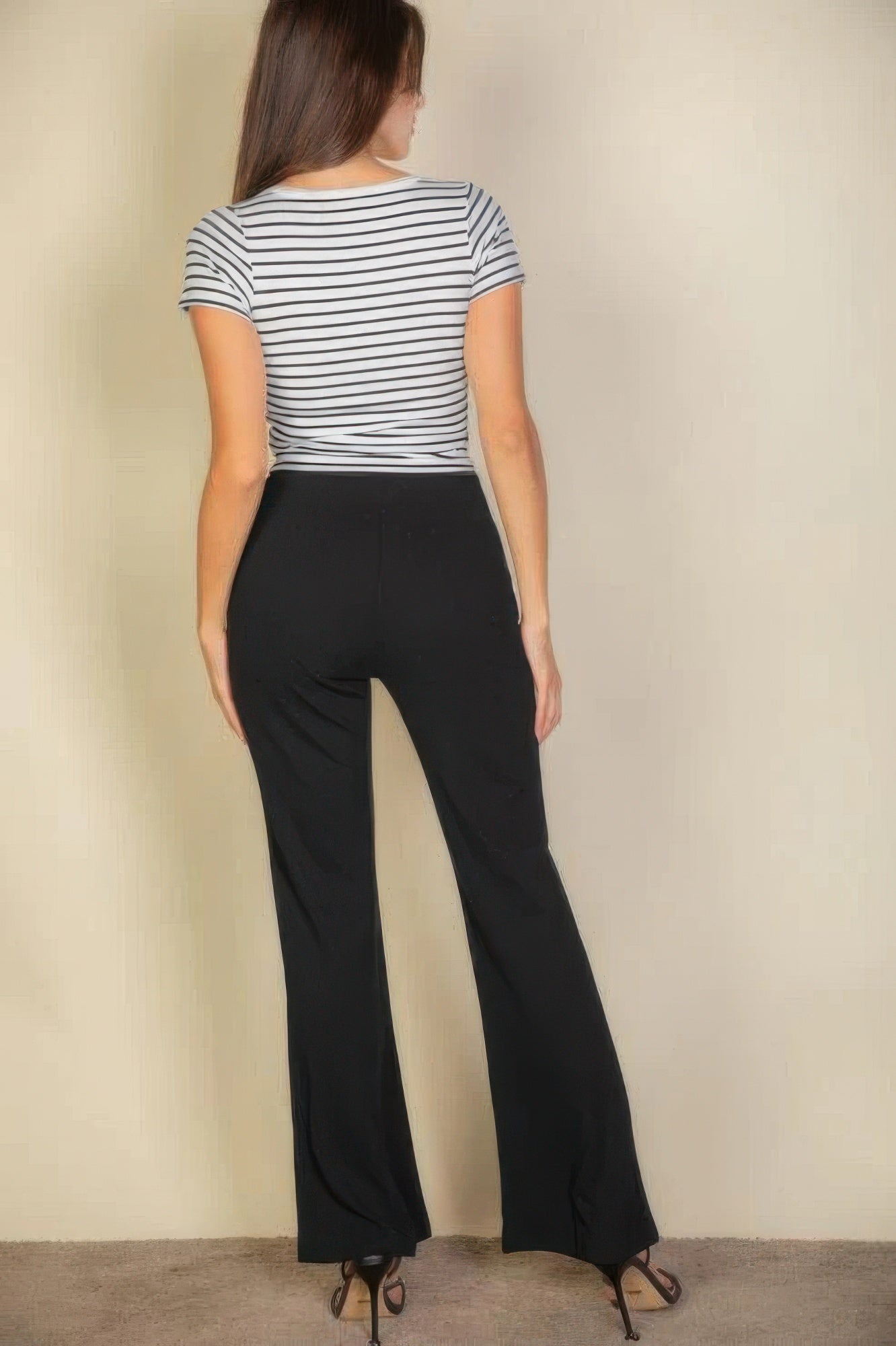 High Waist Stretch Crepe Flare Pants, schwarz: Rückansicht mit fließendem, weitem Bein