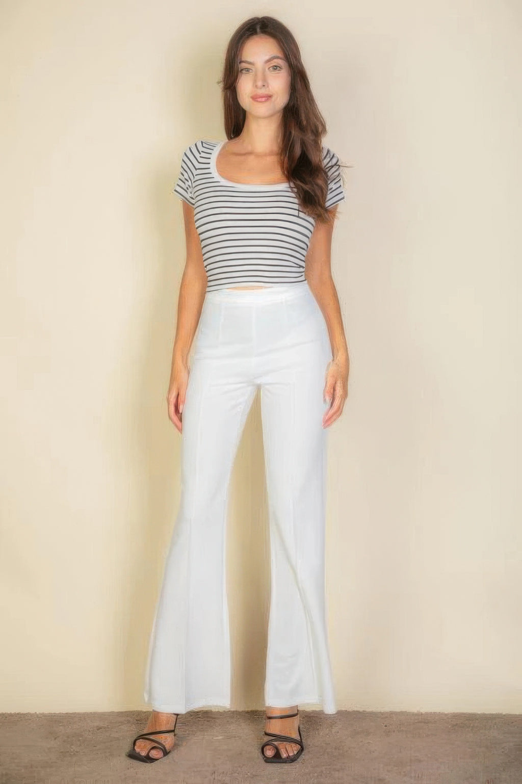 High Waist Stretch Crepe Flare Pants, weiß: Frontansicht mit weitem Schlag ab dem Knie