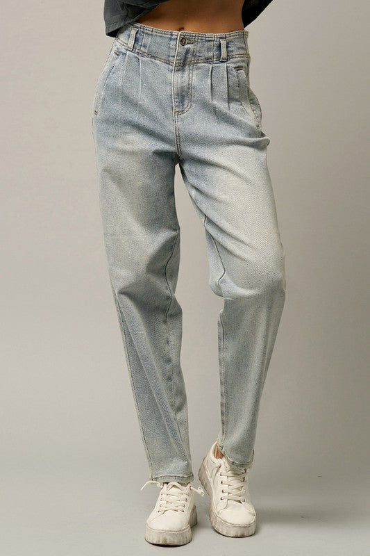 Light high-waisted balloon jeans, front view with seam detailing and pockets