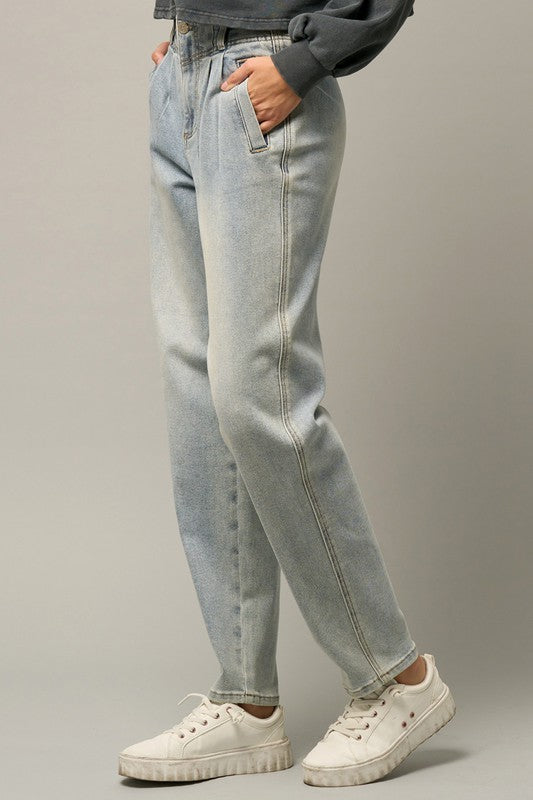 Light high-waisted balloon jeans, back view with patch pocket and relaxed fit