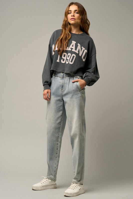 Light high-waisted balloon jeans with zip closure and rounded hip pocket shapes