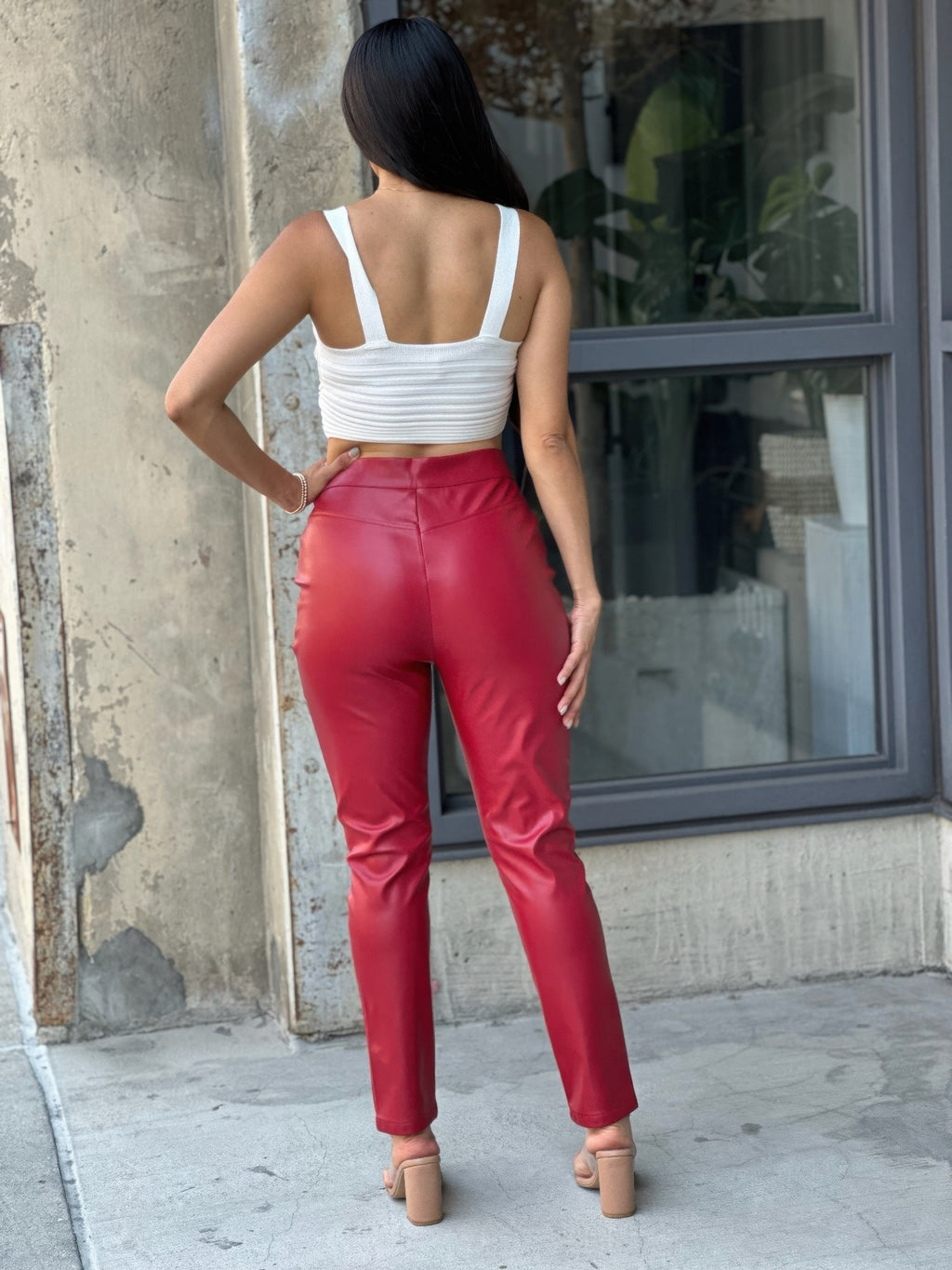 High-waisted faux leather skinny jeans, rot, Rückansicht, Gesäßtaschen