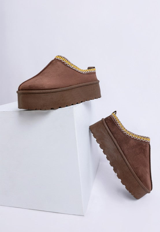 Braune Slip-On-Plateauschuhe mit Zierstich am Ausschnitt und dicker Sohle