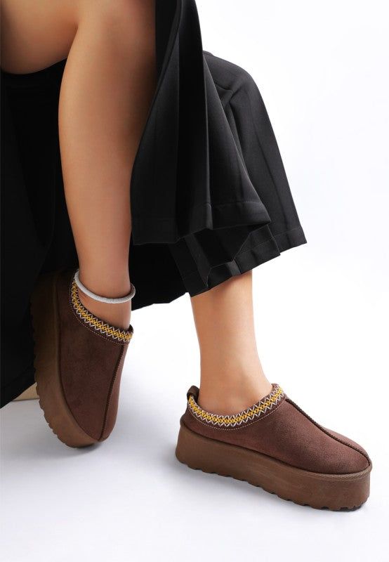 Braune Plateauslipper am Knöchel, Zierstich am Rand, flache Slip-On-Form