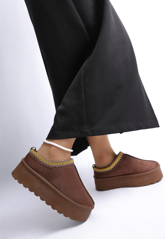 Braune Slip-On-Plateauschuhe mit Randstickerei in Gelb/Weiß und dicke Profilsohle