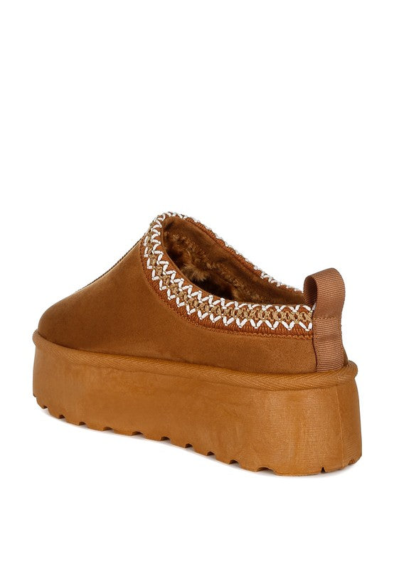 Rostbrauner Plateauslipper mit Zierstich am Ausschnitt und dicker Sohle