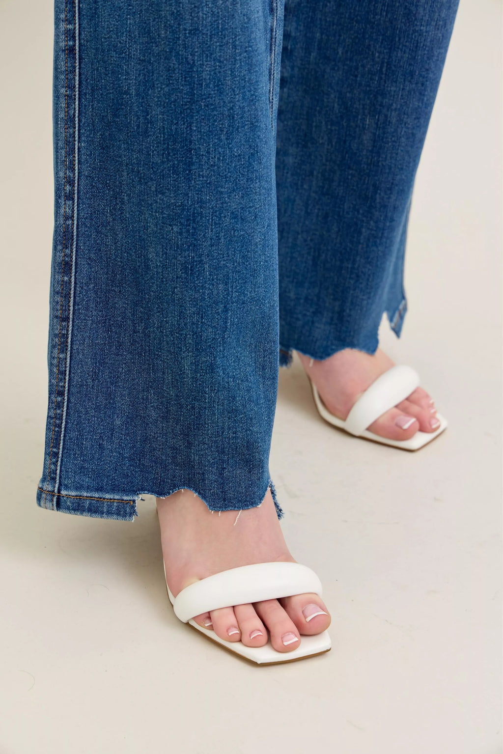 Breite Jeansbeine mit Destroyed Saum; vorderer Saumabschluss und Knöchellänge