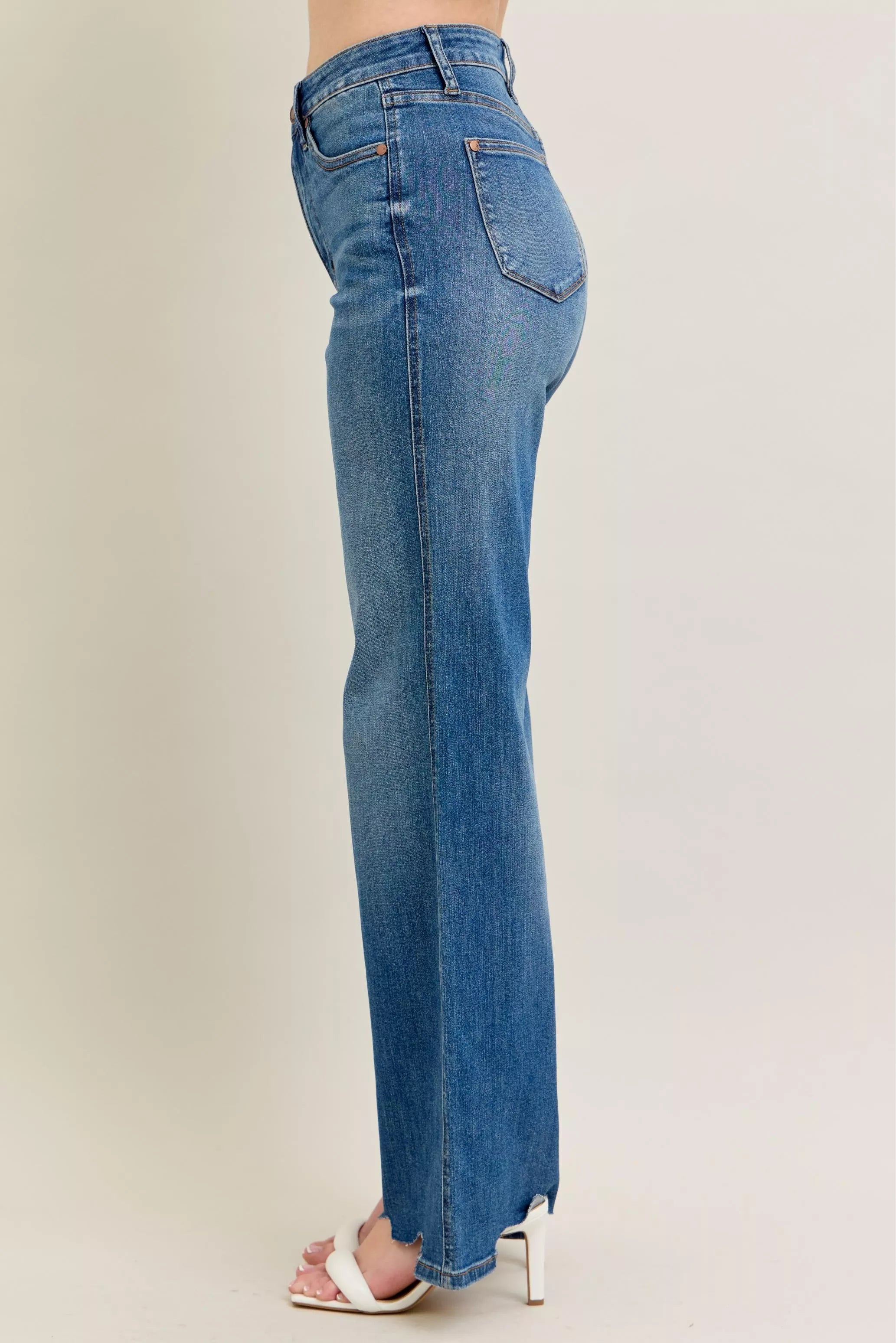 Rückansicht: Wide-Leg Jeans mit Gesäßtaschen und destroyed Saum, Medium Blue Wash