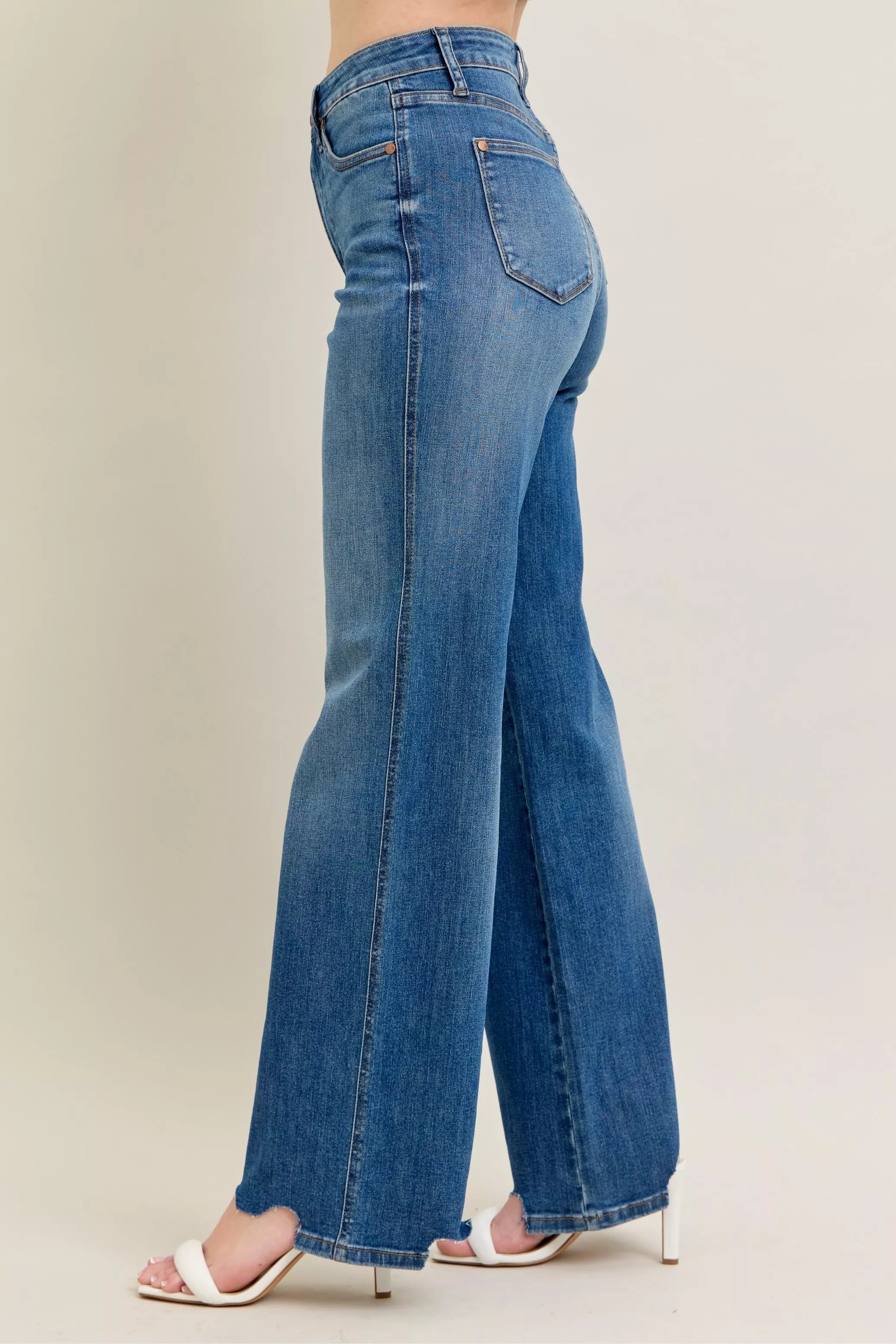 Seitansicht: Wide-Leg Jeans mit Label am Bund, destroyed Saum, Medium Blue Wash