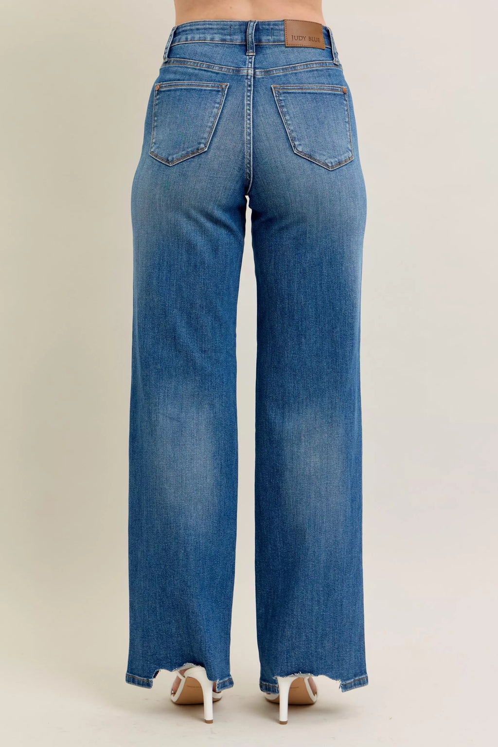 Rückansicht: High-Waist Wide-Leg Jeans mit Gesäßtaschen und feinem Saumfransen