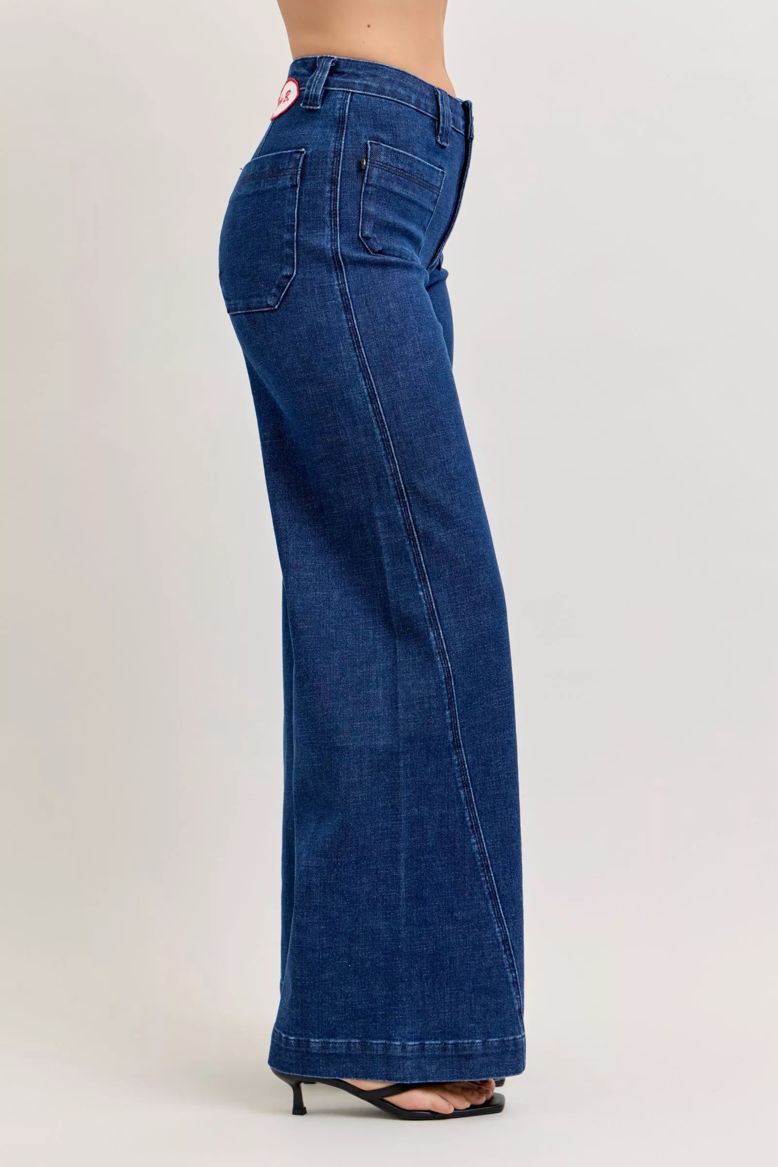 High-waisted wide-leg jeans in dark wash, side patch pocket, long straight leg