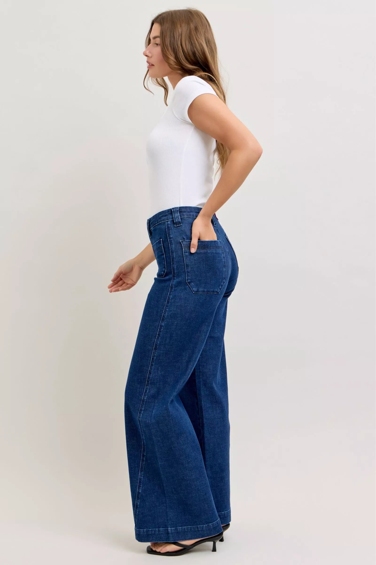 High-waisted wide-leg jeans, dark wash, patch pocket detail, flared hem