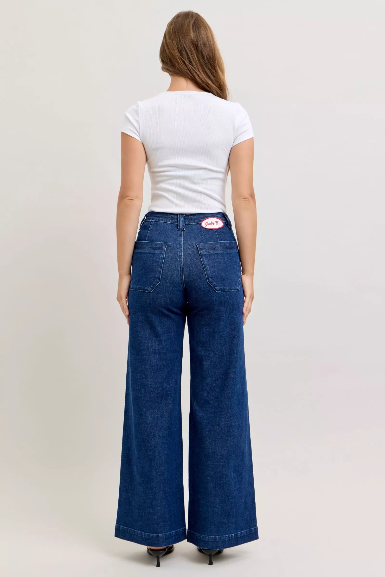 High-waisted wide-leg jeans, dark wash, rear patch pockets and wide straight legs