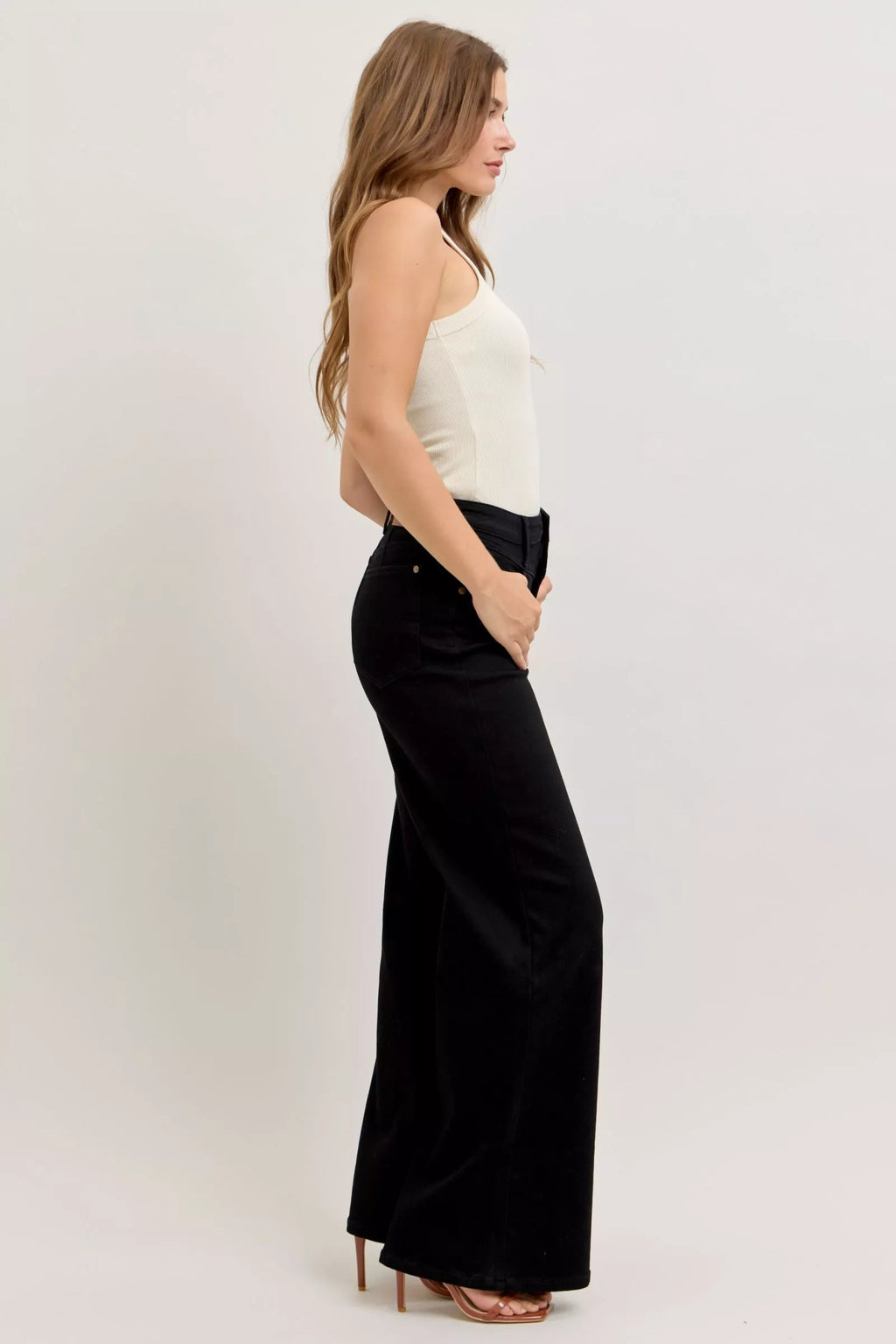 Black high-waisted wide-leg jeans, front pockets and straight wide hem