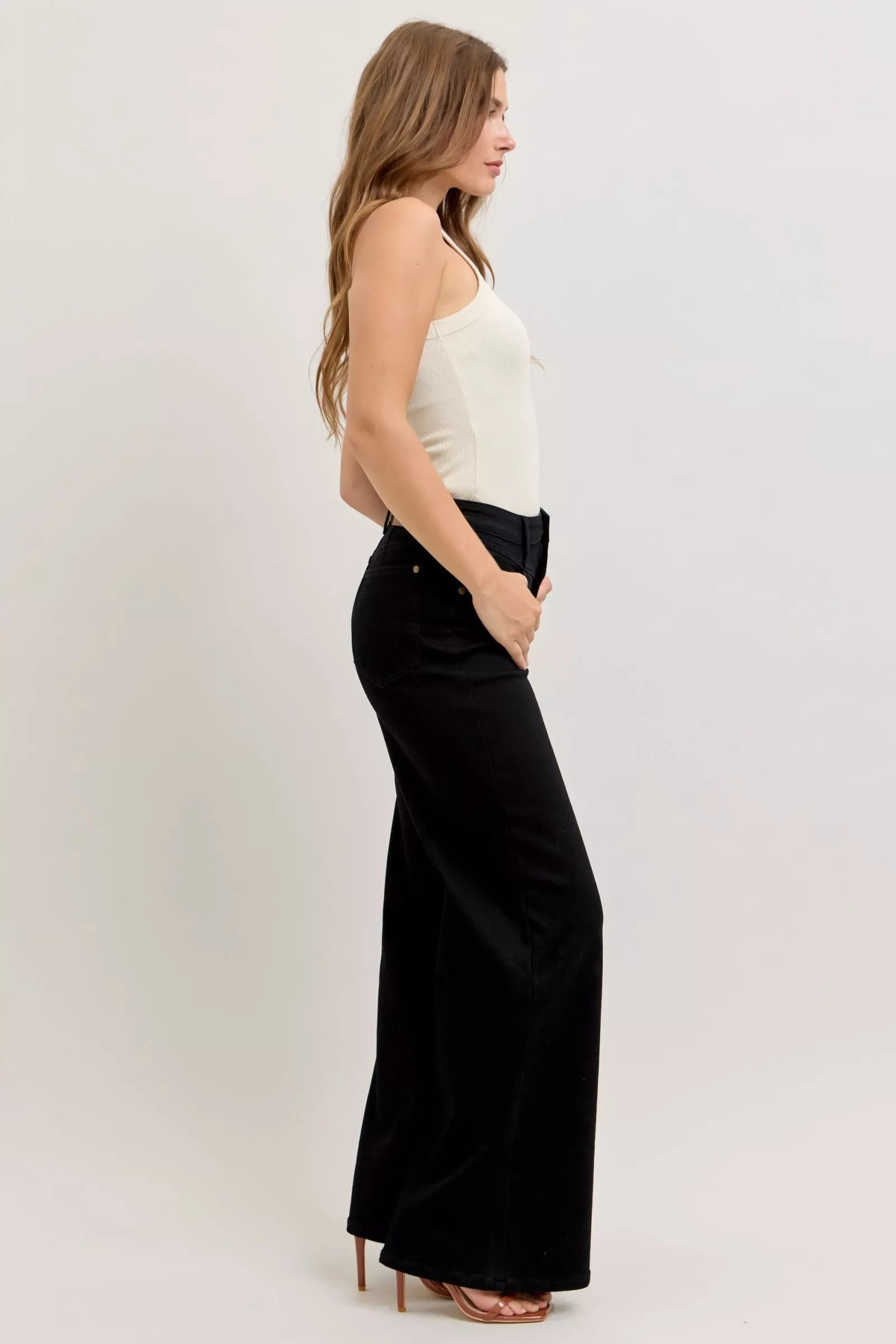 Black high-waisted wide-leg jeans, front pockets and straight wide hem