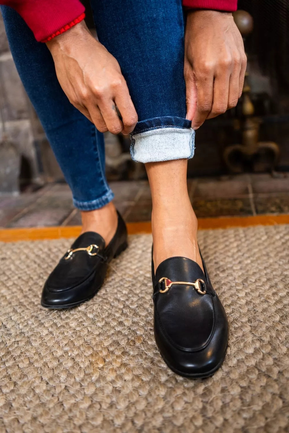 Dark blue skinny jeans with cuffed hem at the ankle