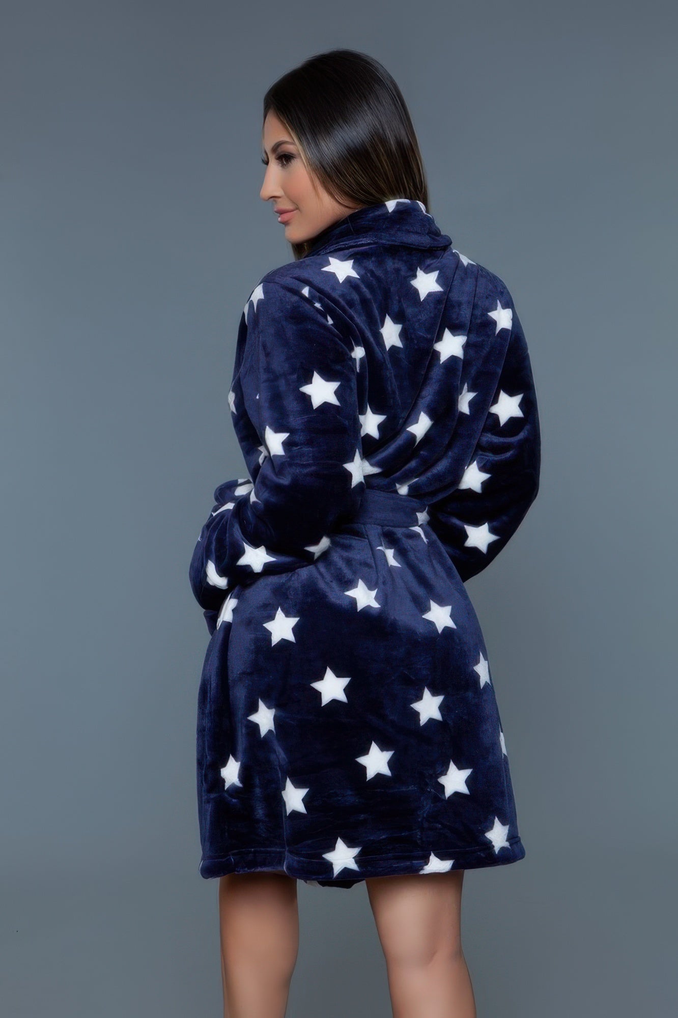 Albornoz azul marino con estrellas blancas, capucha y cinturón, vista trasera de perfil