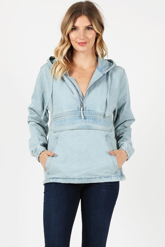 Hellblaue Jeansjacke mit Kapuze, Kordelzug vorne und Kängurutasche