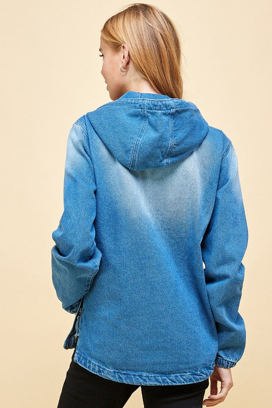 Mittelblaue Jeansjacke von hinten, Kapuze mit Kordelzug und Gummibund am Saum