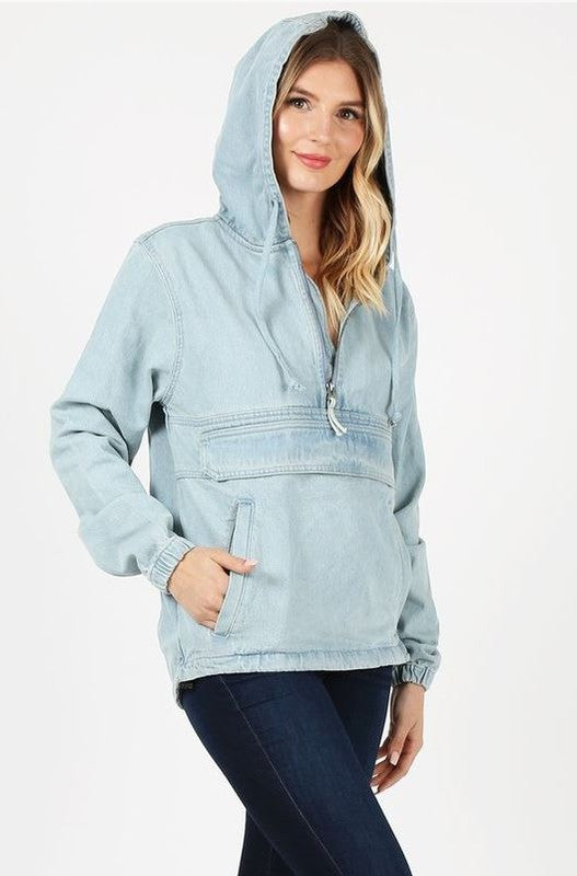 Hellblaue Jeansjacke mit Kapuze, vorderem Reißverschluss und seitlicher Tasche