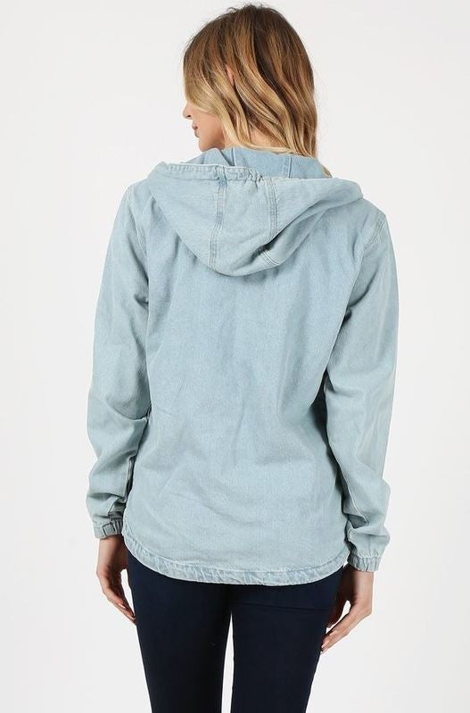 Hellblaue Jeansjacke von hinten mit Kapuze und Bündchen an den Ärmeln