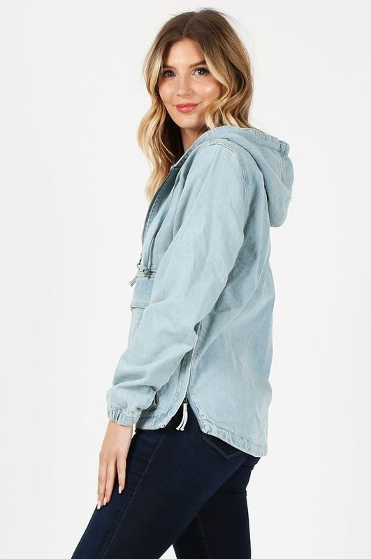 Hellblaue Jeansjacke mit Kapuze, seitlichem Taschendetail und Kordelzug vorne