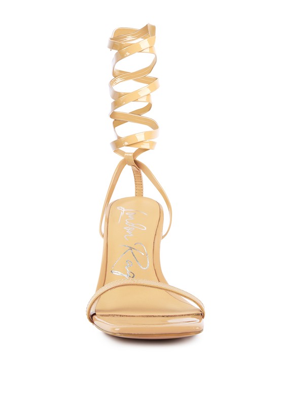 Nude Spool-Heel-Sandalen mit Schnürriemen und offener Zehenpartie