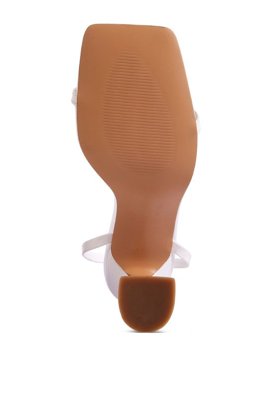 Strappy Spool-Heel-Sandale mit breitem Fersenriemen und offener Zehenpartie