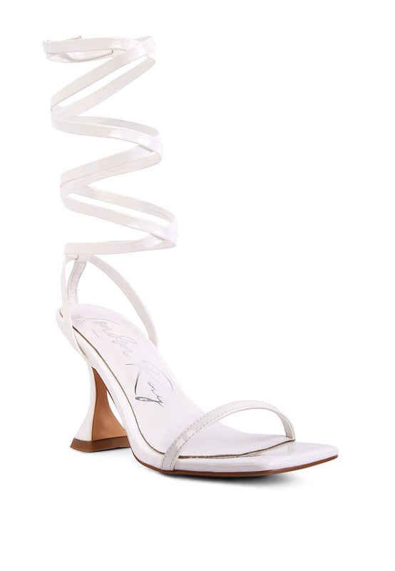 Weiße Strappy Sandalen mit Wickelriemen und Spool-Heel, offene Zehen