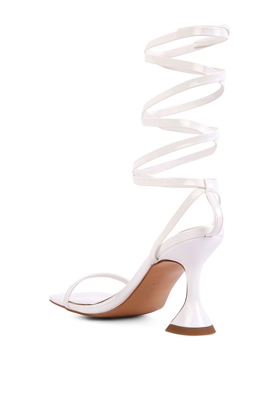 Weiße Sandalen mit Wickelriemen am Knöchel und Spool-Heel