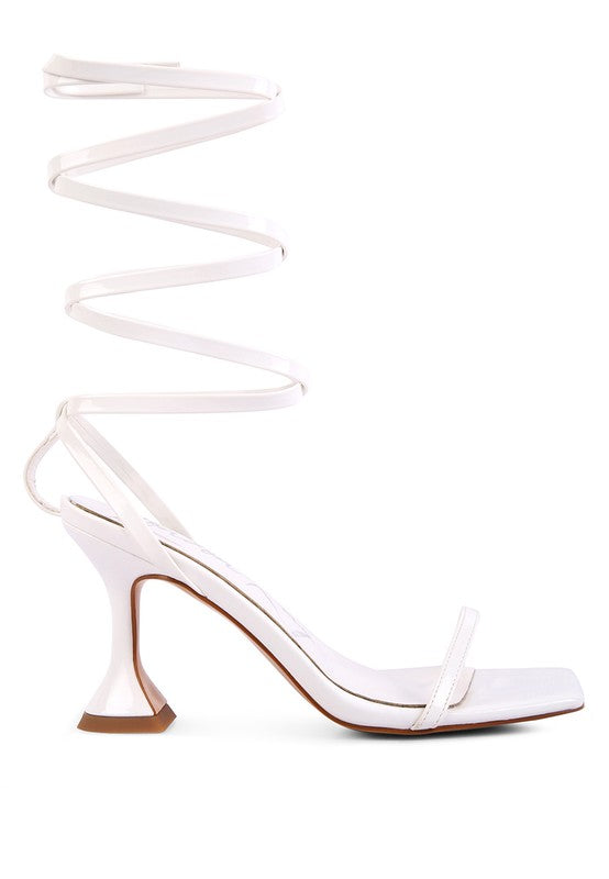 Weiße Spool-Heel-Sandalen mit langen Riemen, offener Zehenpartie