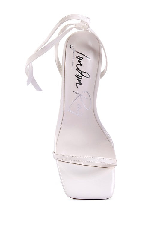 Weiße Strappy Sandalen mit Spool-Heel und dünnen Riemen, Zehen- und Seitenansicht