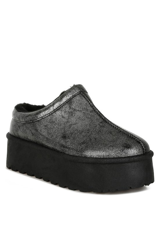 Lottys slip-on platform shoe in metallic silver faux leather, fuzzy lining