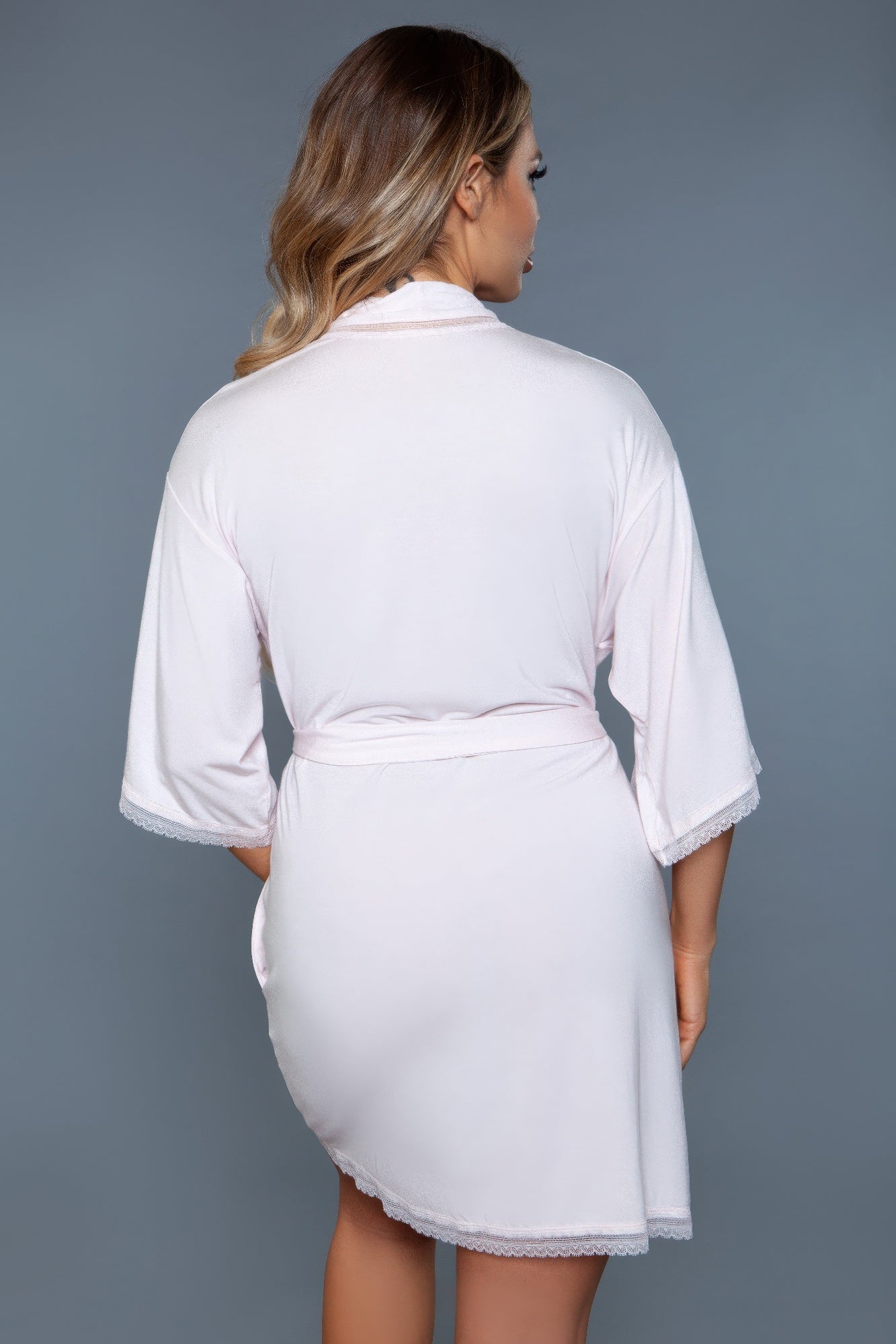 Rückansicht: weißer Damen-Bademantel/Cover-up mit Gürtel und Spitzenhemsaum