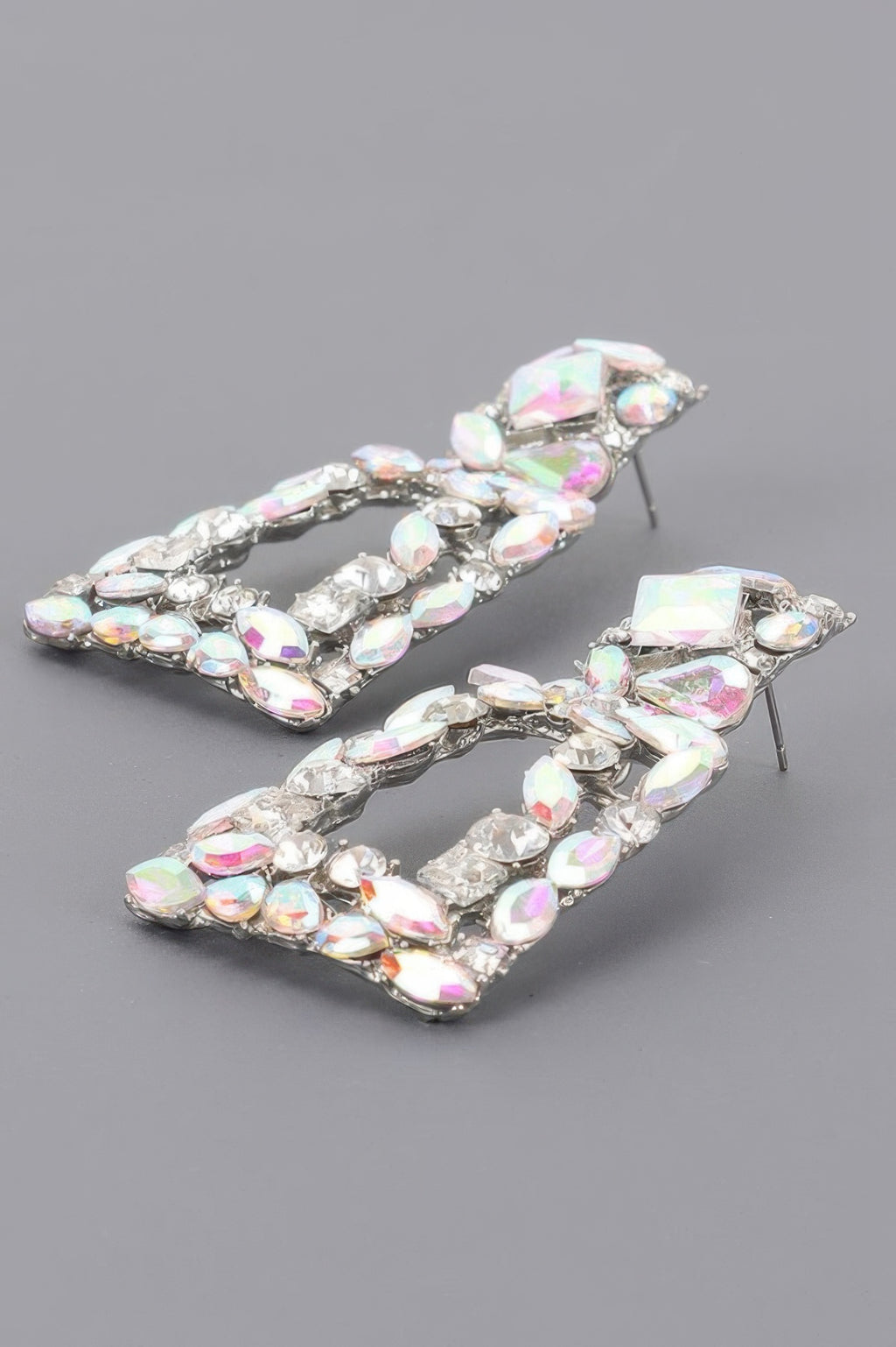 Cluster Shine Ohrringe, dreieckig-versetztes Design mit irisierenden Opal-Steinen