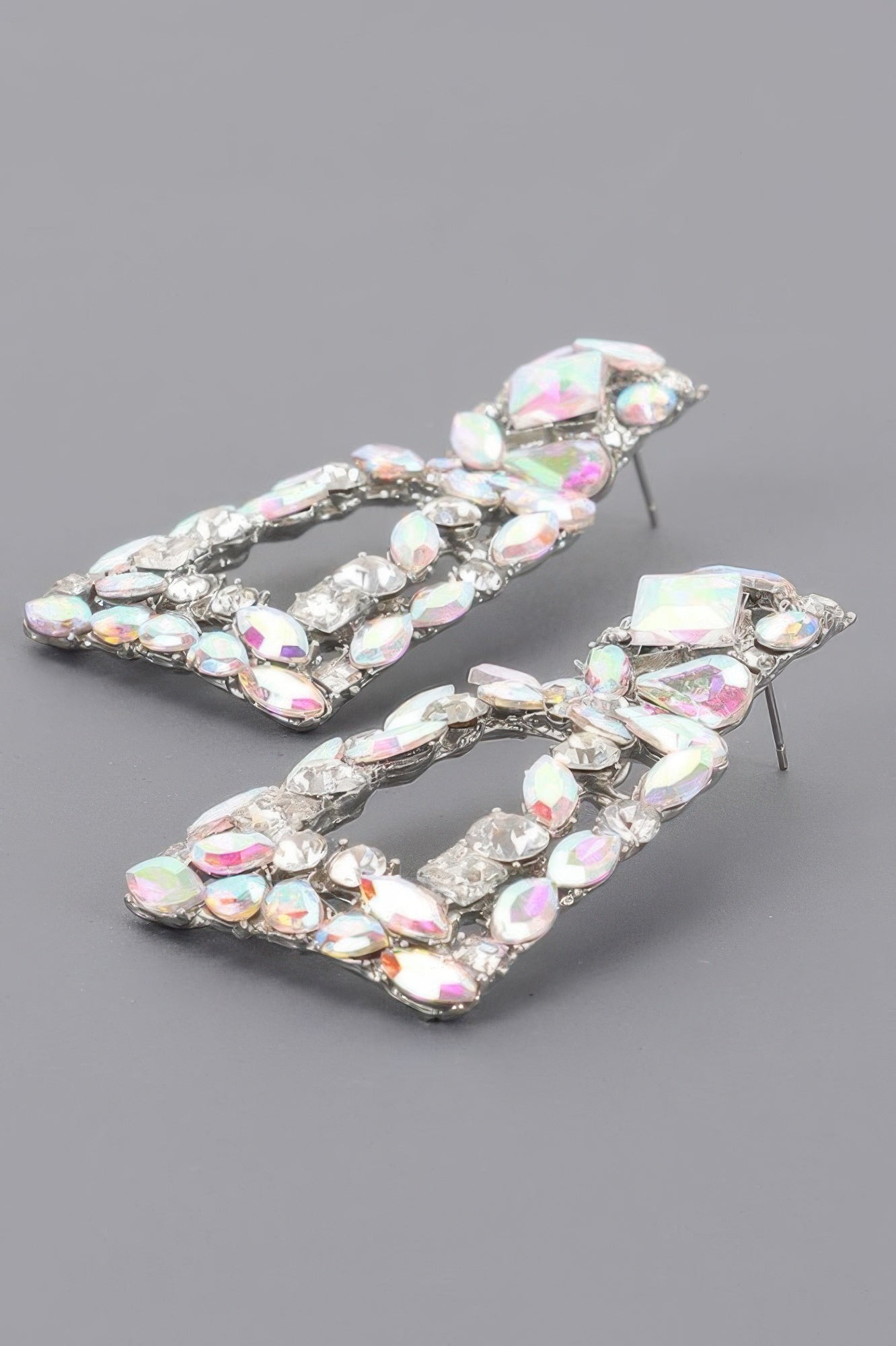 Cluster Shine Ohrringe, dreieckig-versetztes Design mit irisierenden Opal-Steinen